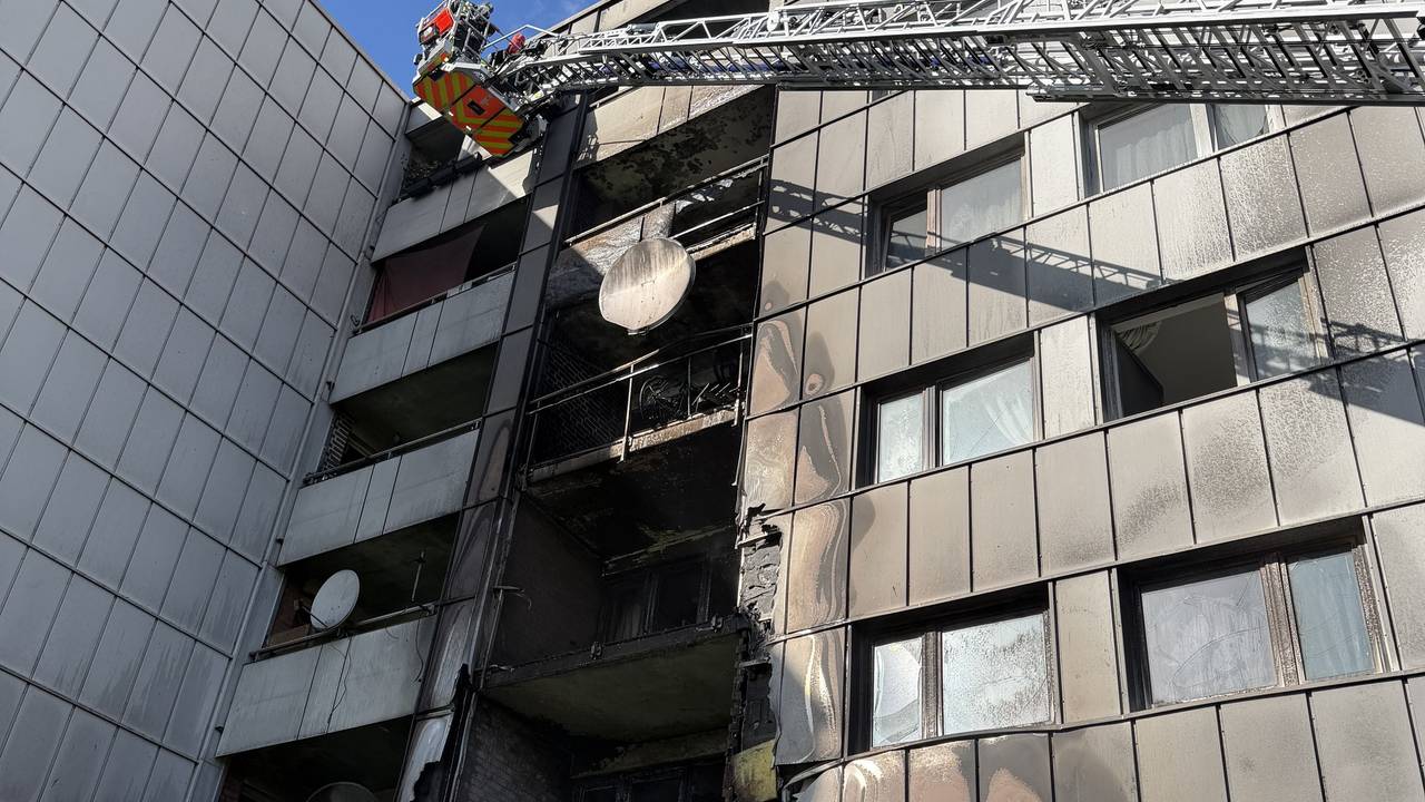 Das Feuer in Bonn hat an dem Wohnhaus erheblichen Schaden angerichtet. Drei Personen wurden leicht.