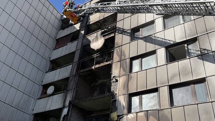 Das Feuer in Bonn hat an dem Wohnhaus erheblichen Schaden angerichtet. Drei Personen wurden leicht.