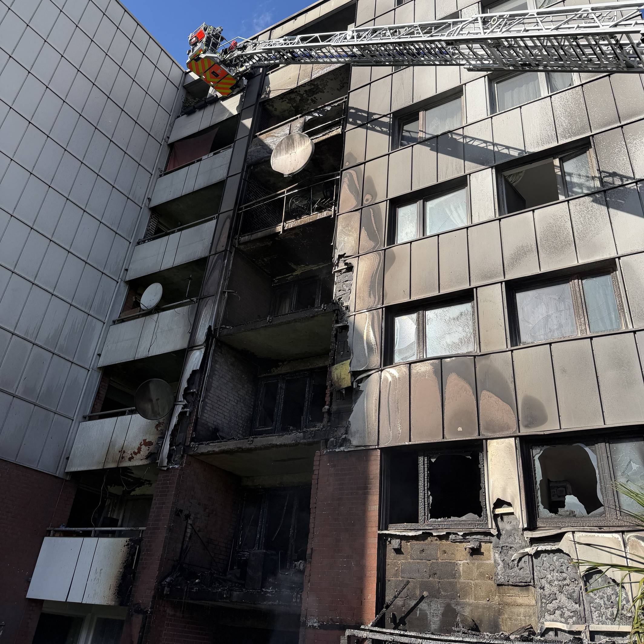 Das Feuer in Bonn hat an dem Wohnhaus erheblichen Schaden angerichtet. Drei Personen wurden leicht.