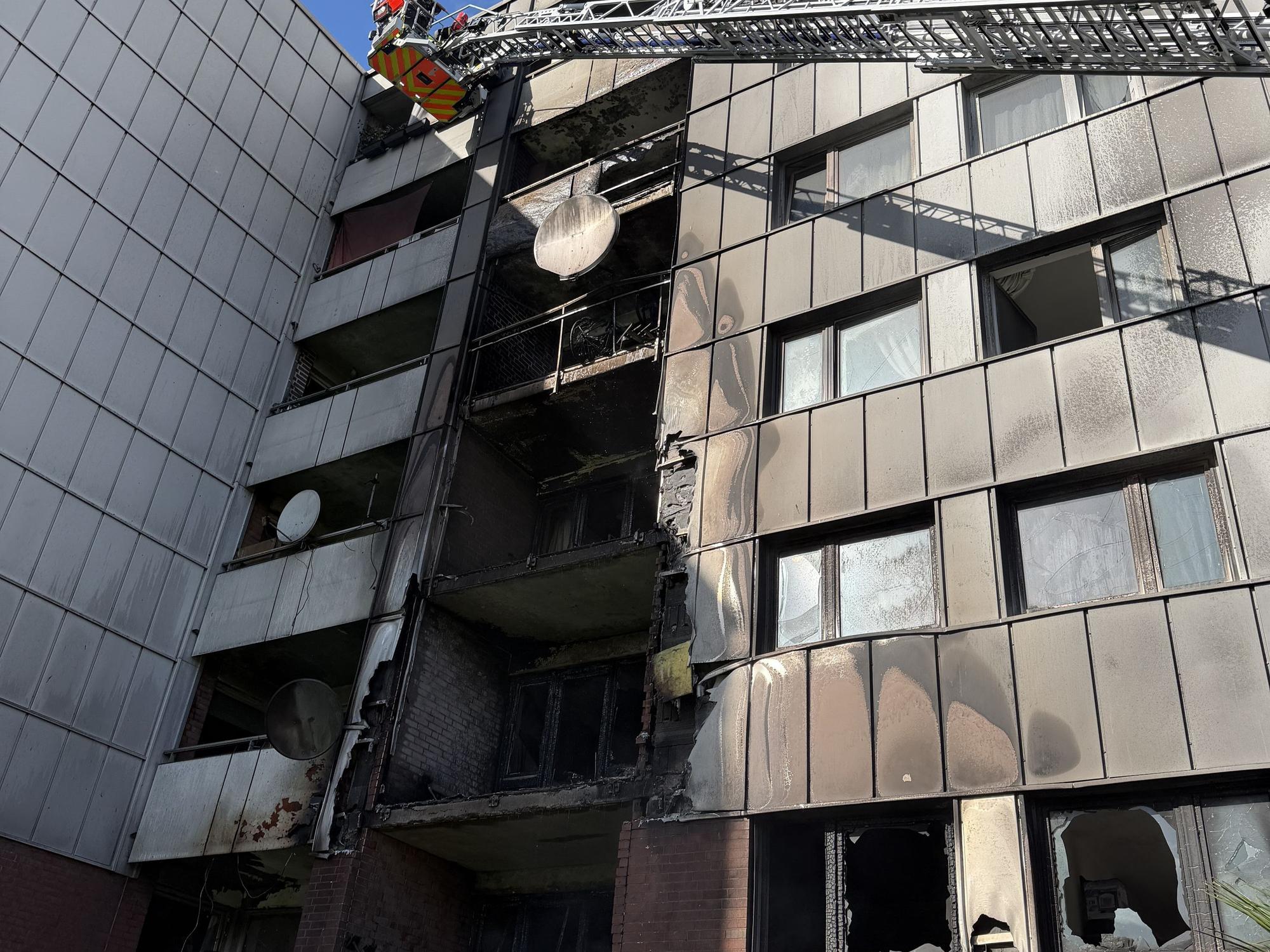 Das Feuer in Bonn hat an dem Wohnhaus erheblichen Schaden angerichtet. Drei Personen wurden leicht.