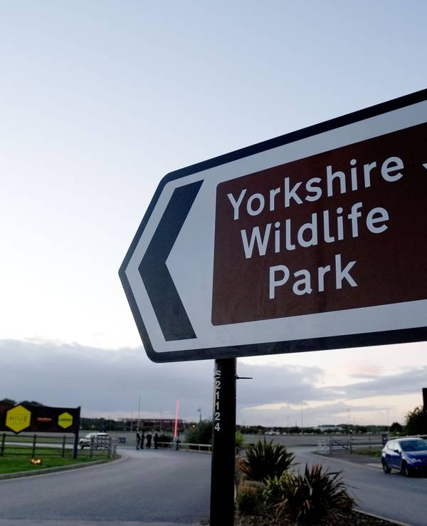 Ein Schild am Eingang zum Yorkshire Wildlife Park in Doncaster, wo laut Angaben der Polizei von South Yorkshire ein Mann starb.