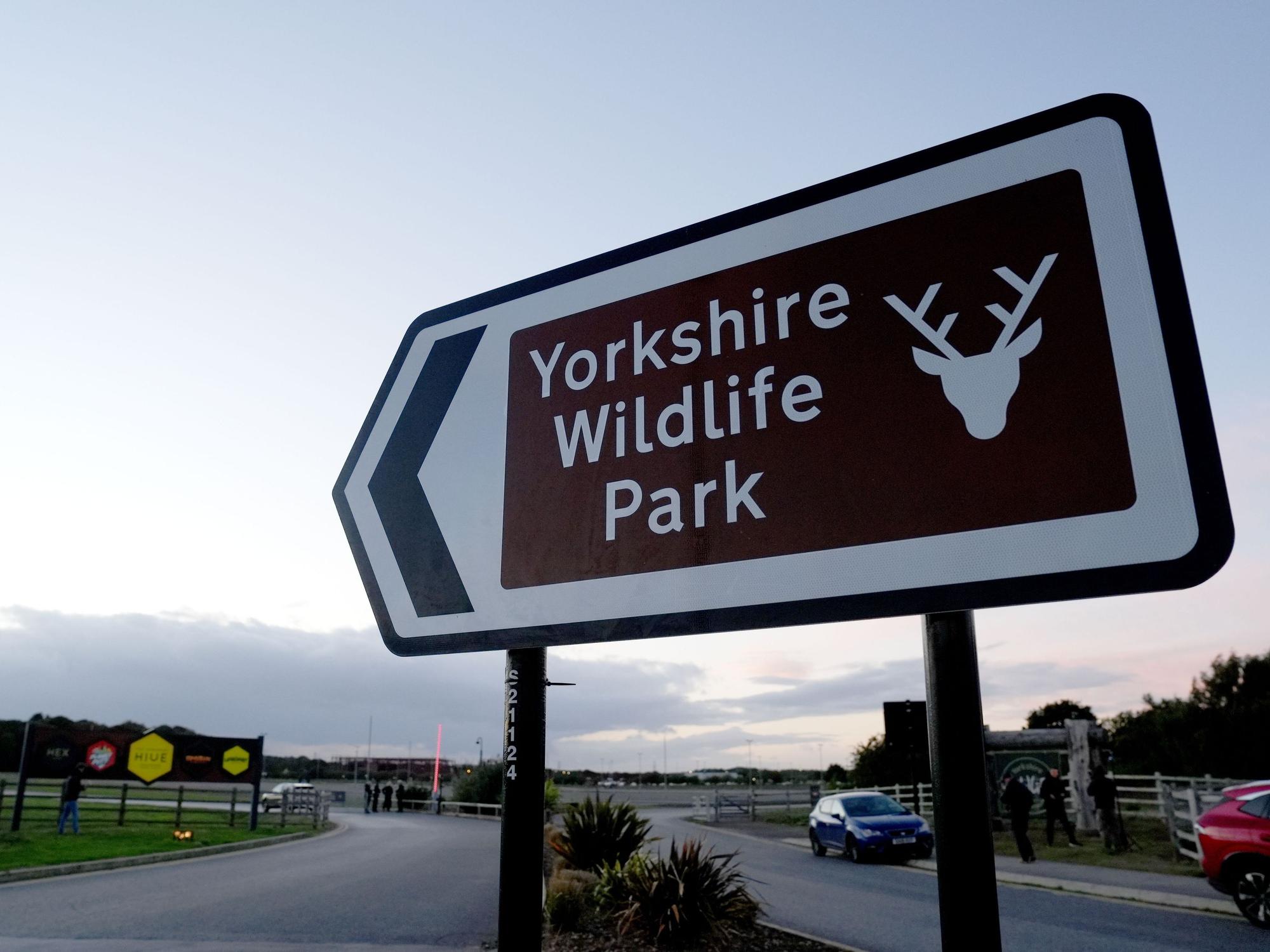 Ein Schild am Eingang zum Yorkshire Wildlife Park in Doncaster, wo laut Angaben der Polizei von South Yorkshire ein Mann starb.