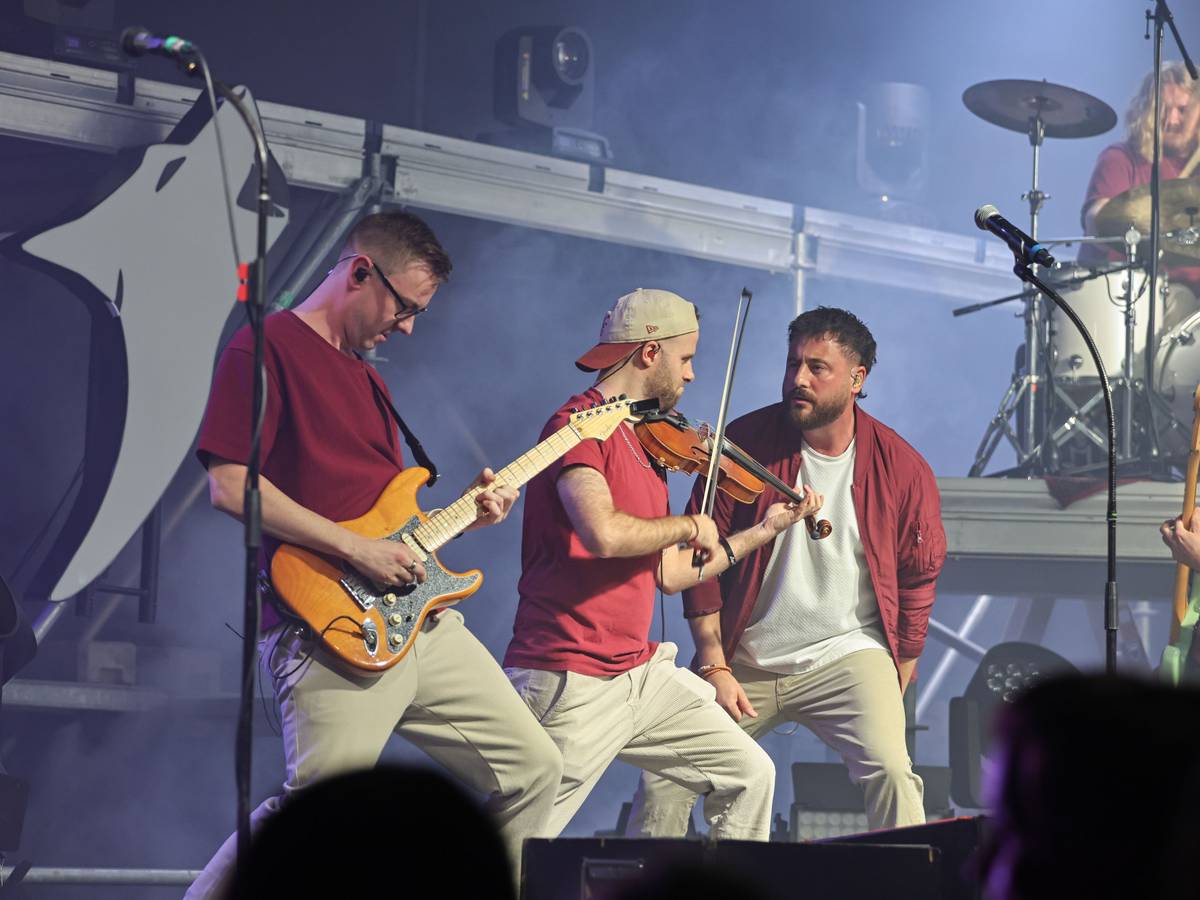 Die Band Lupo steht beim Konzert auf der Bühne.
