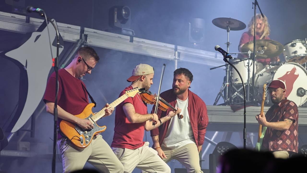 Die Band Lupo steht beim Konzert auf der Bühne.
