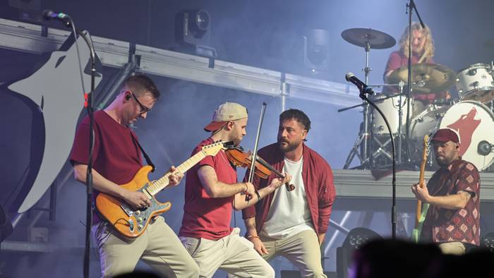 Die Band Lupo steht beim Konzert auf der Bühne.