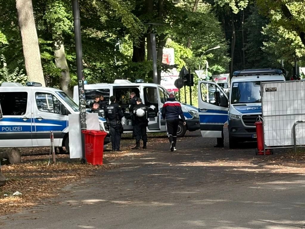 Polizeifahrzeuge vor dem FC-Spiel am Rhein-Energie-Stadion.