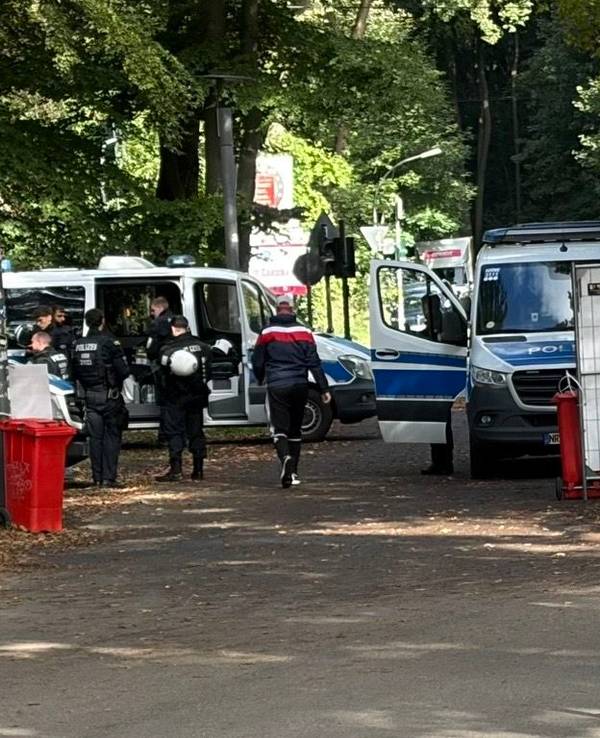 Polizeifahrzeuge vor dem FC-Spiel am Rhein-Energie-Stadion.
