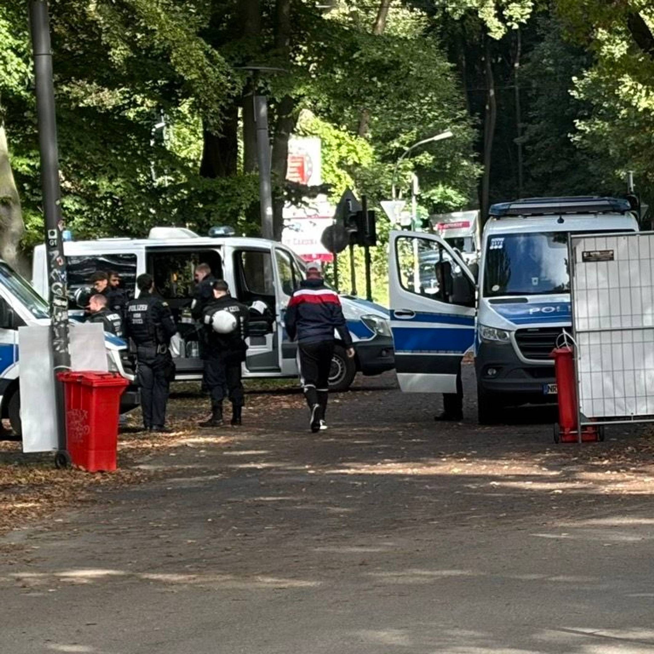 Polizeifahrzeuge vor dem FC-Spiel am Rhein-Energie-Stadion.