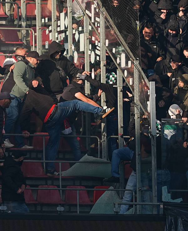 Fans des 1. FC Köln und von Borussia Mönchengladbach prügeln sich im Stadion.