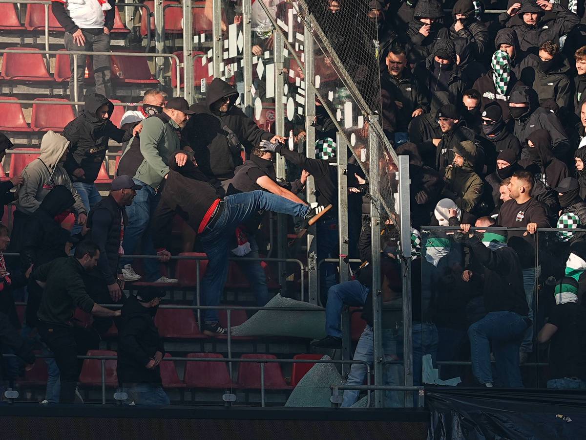 Fans des 1. FC Köln und von Borussia Mönchengladbach prügeln sich im Stadion.