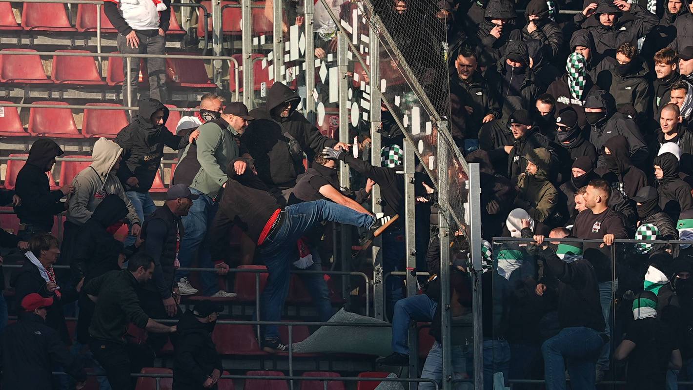Fans des 1. FC Köln und von Borussia Mönchengladbach prügeln sich im Stadion.