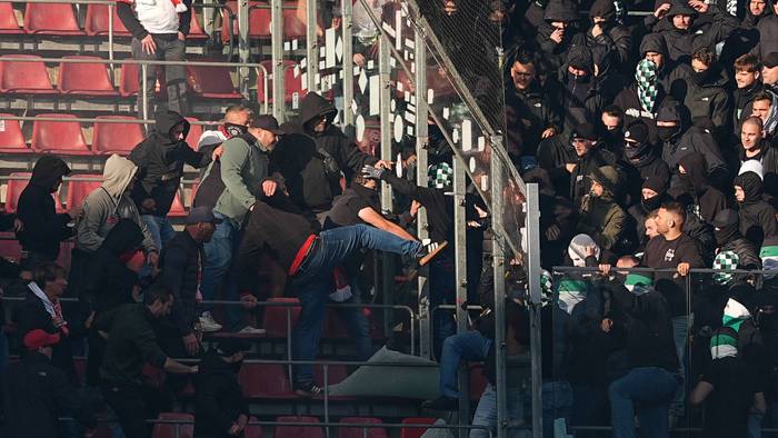 Fans des 1. FC Köln und von Borussia Mönchengladbach prügeln sich im Stadion.