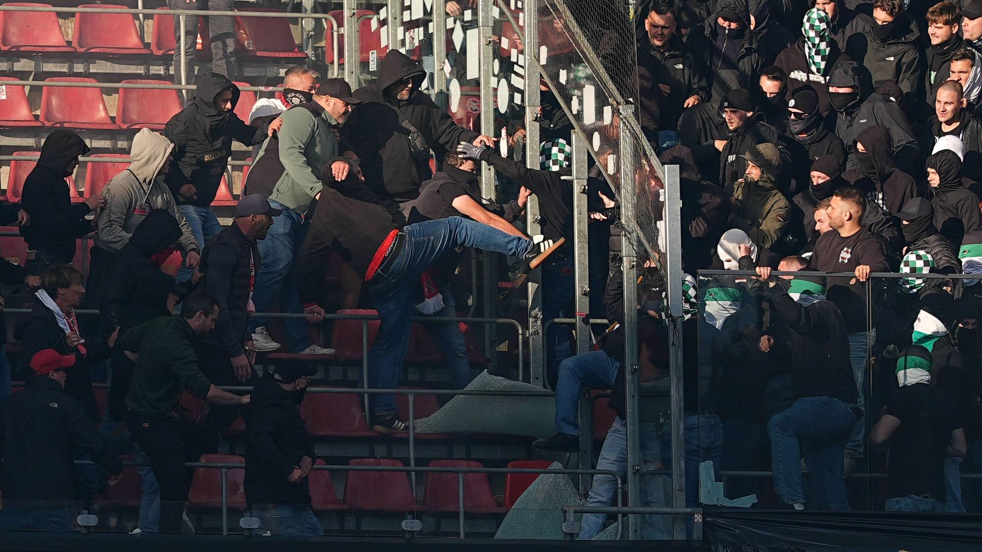 Fans des 1. FC Köln und von Borussia Mönchengladbach prügeln sich im Stadion.