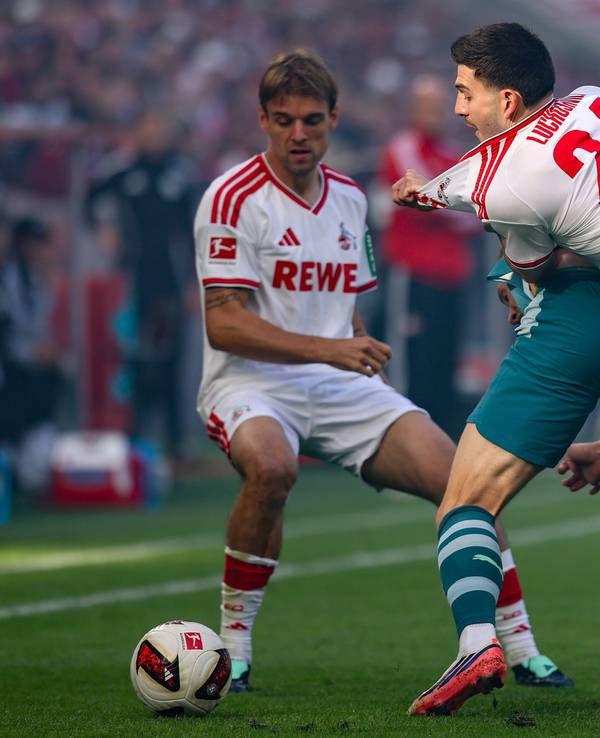 Umkämpftes Derby am 11. Oktober 2026 in Köln: Luka Lochoshvili (1. FC Köln) im Zweikampf gegen Isac Lidberg (Borussia Mönchengladbach).