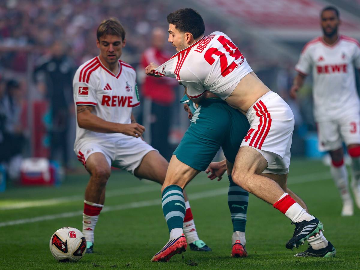 Umkämpftes Derby am 11. Oktober 2026 in Köln: Luka Lochoshvili (1. FC Köln) im Zweikampf gegen Isac Lidberg (Borussia Mönchengladbach).