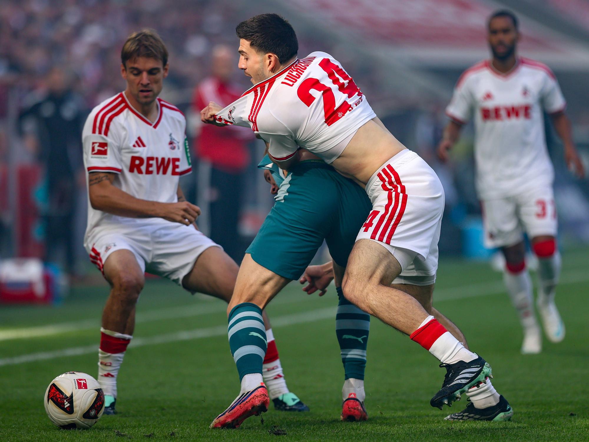 Umkämpftes Derby am 11. Oktober 2026 in Köln: Luka Lochoshvili (1. FC Köln) im Zweikampf gegen Isac Lidberg (Borussia Mönchengladbach).