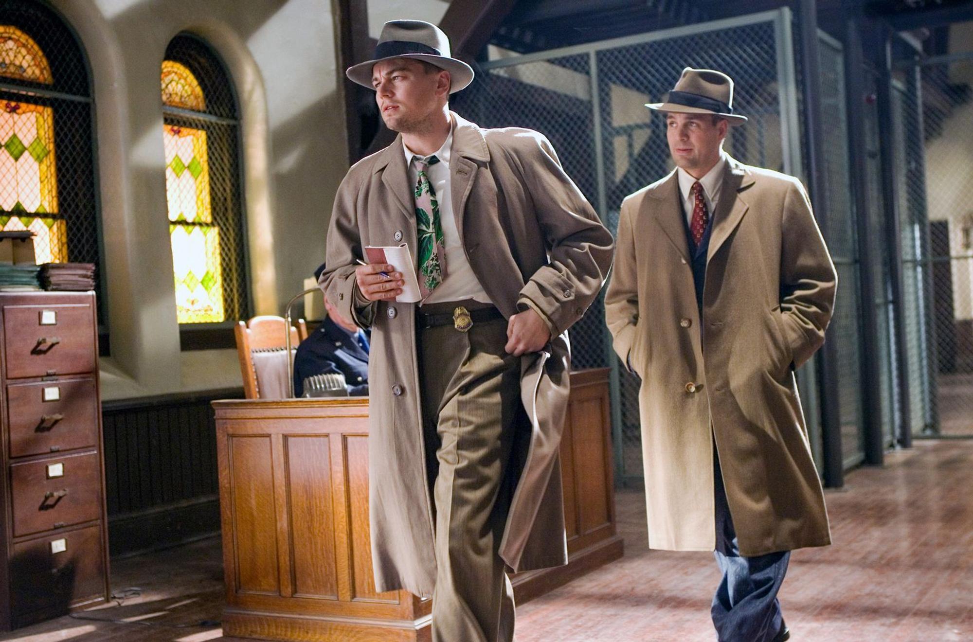 Teddy Daniels (Leonardo DiCaprio, links) und Partner Chuck (Mark Ruffalo) fällt es nicht leicht, auf „Shutter Island“ einen klaren Kopf zu bewahren. (Bild: 2026 Paramount Pictures)
