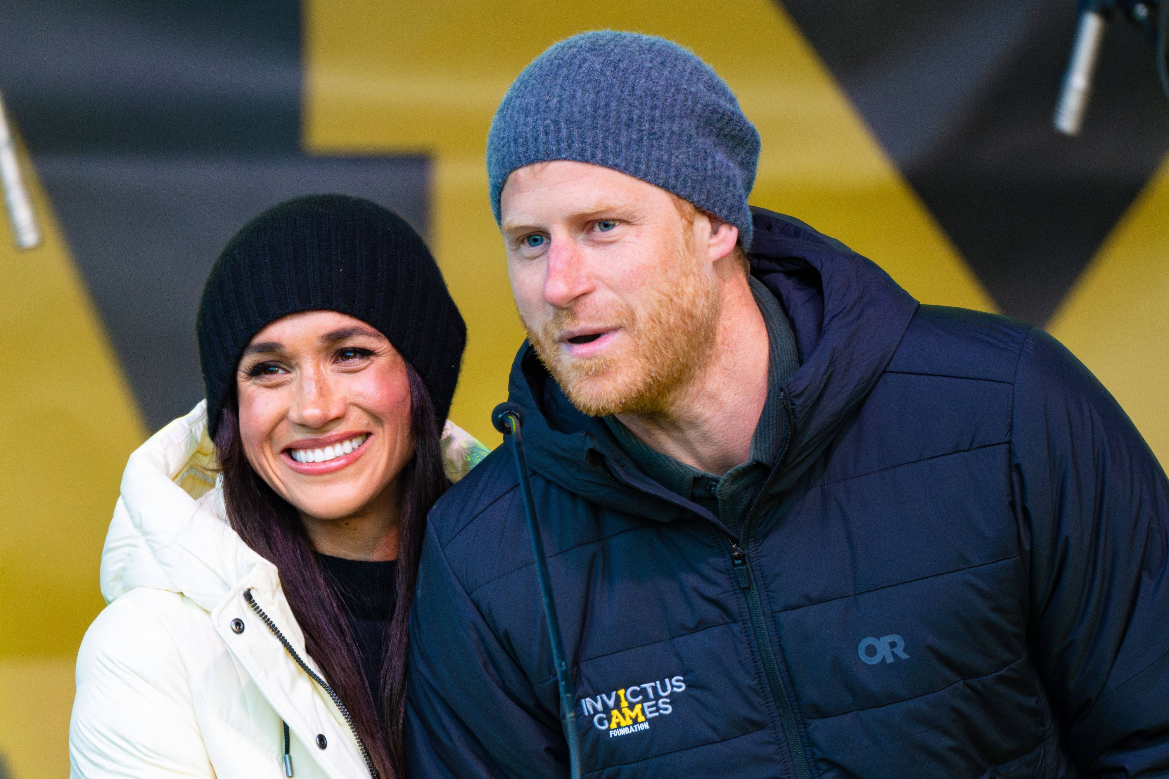 Meghan Markle und Prinz Harry posieren.