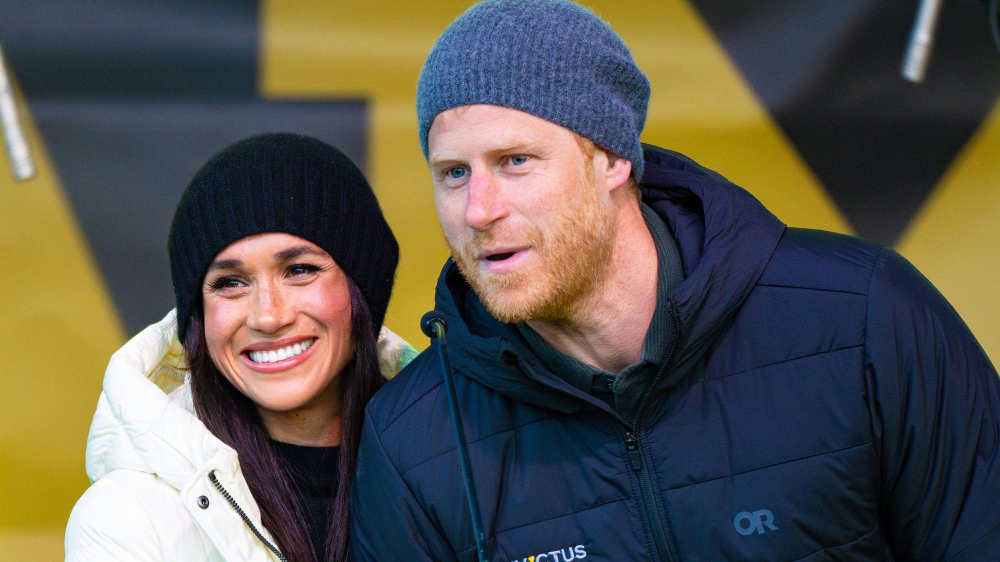Meghan Markle und Prinz Harry posieren.
