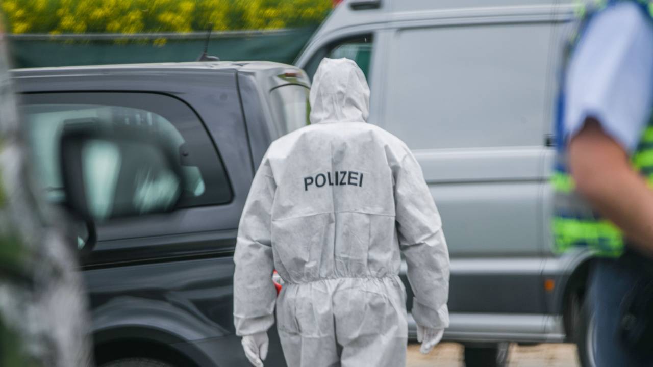 Nach dem Fund einer zerstückelten Frauenleiche beginnt nun der Mordprozess. Das Symbolfoto zeigt einen Mitarbeiter der Spurensicherung auf einem Feldweg im Einsatz in Baden-Württemberg.
