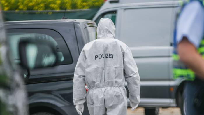 Nach dem Fund einer zerstückelten Frauenleiche beginnt nun der Mordprozess. Das Symbolfoto zeigt einen Mitarbeiter der Spurensicherung auf einem Feldweg im Einsatz in Baden-Württemberg.