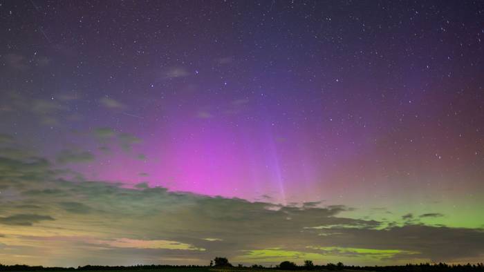 Polarlichter leuchten am Samstag am Nachthimmel über der Landschaft im östlichen Brandenburg. Auch über Nordrhein-Westfalen zeigte sich das farbenprächtige Himmelsschauspiel.