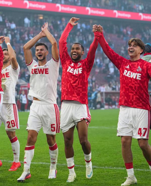 Die FC-Profis jubeln vor der Südkurve mit den Fans.