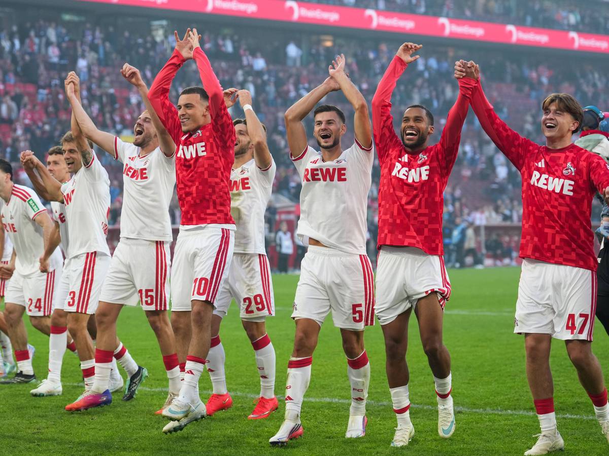 Die FC-Profis jubeln vor der Südkurve mit den Fans.