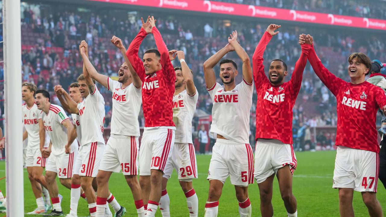 Die FC-Profis jubeln vor der Südkurve mit den Fans.