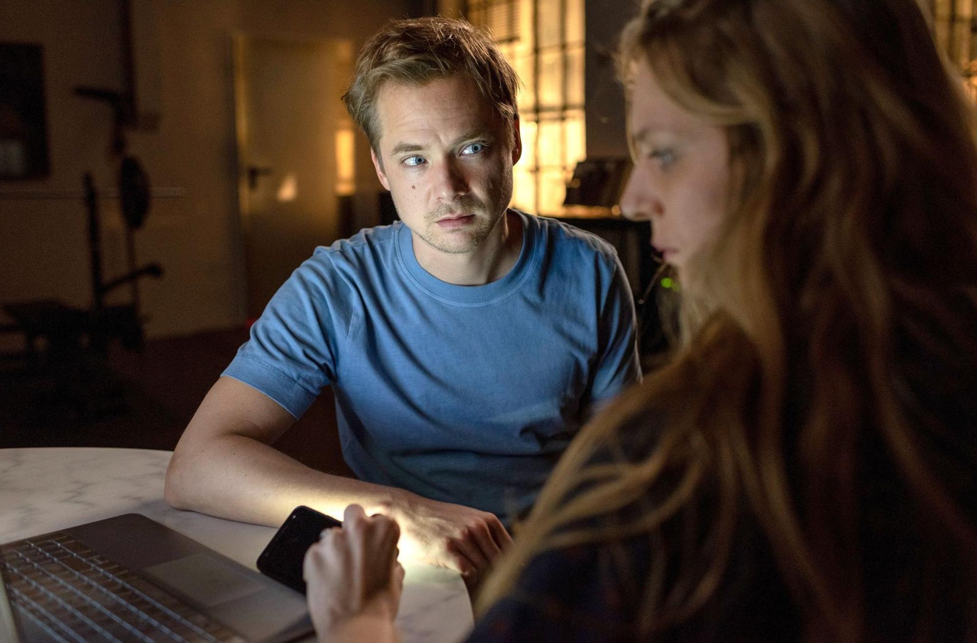 Die Polizisten Jan Kuper (Sven Schelker) und Anna Nowak (Lilith Stangenberg) interessieren sich füreinander. (Bild: NDR/ARD/Thorsten Jander,)
