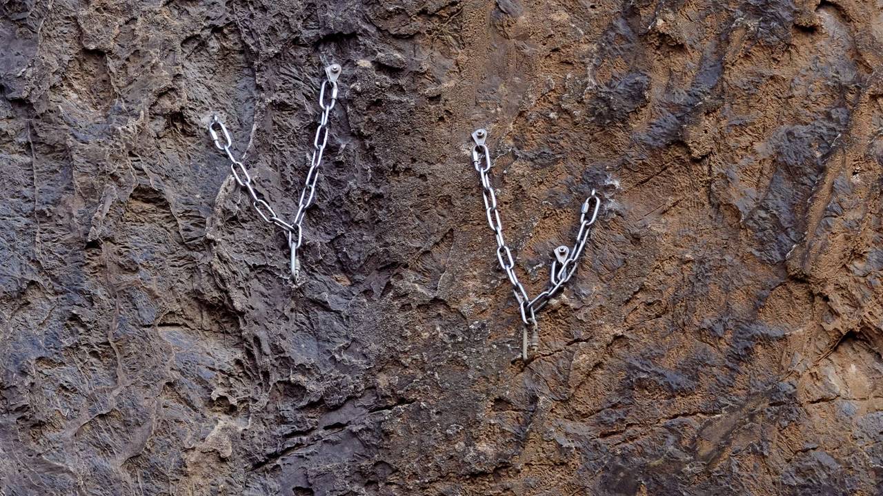 Kletterhilfen sind in der Felswand im Klettergebiet Hillenberg, einem ehemaligen Steinbruch, befestigt, von der am Samstag eine 21-jährige Kletterin 15 Meter in die Tiefe gestürzt war.