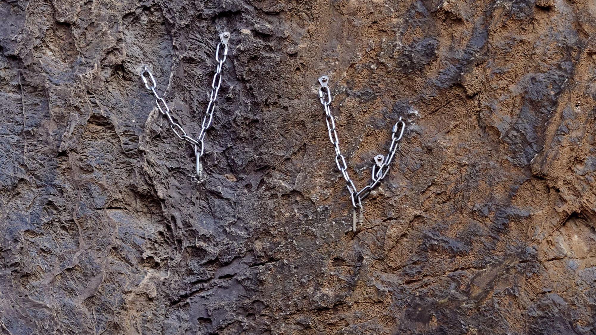 Kletterhilfen sind in der Felswand im Klettergebiet Hillenberg, einem ehemaligen Steinbruch, befestigt, von der am Samstag eine 21-jährige Kletterin 15 Meter in die Tiefe gestürzt war.