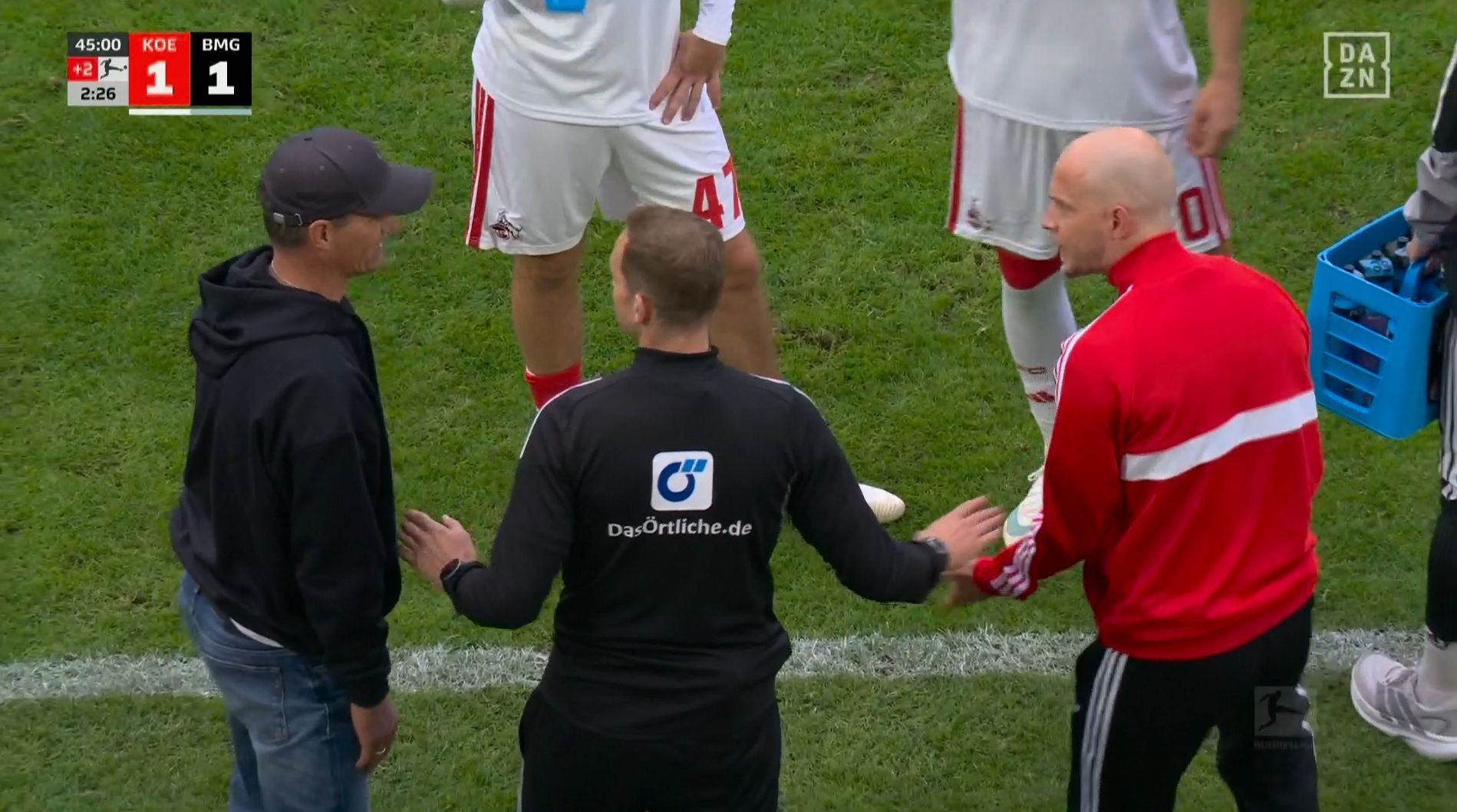 Alexander Blessin und René Wagner in der Diskussion am Spielfeldrand.