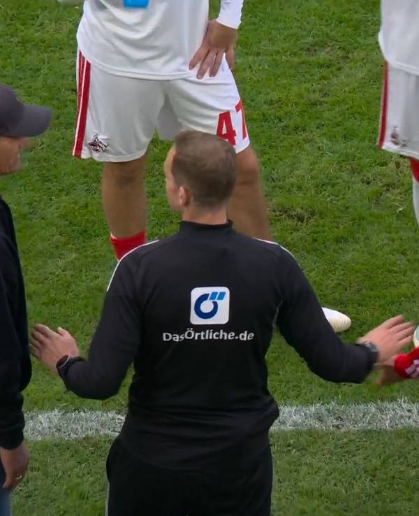 Alexander Blessin und René Wagner in der Diskussion am Spielfeldrand.