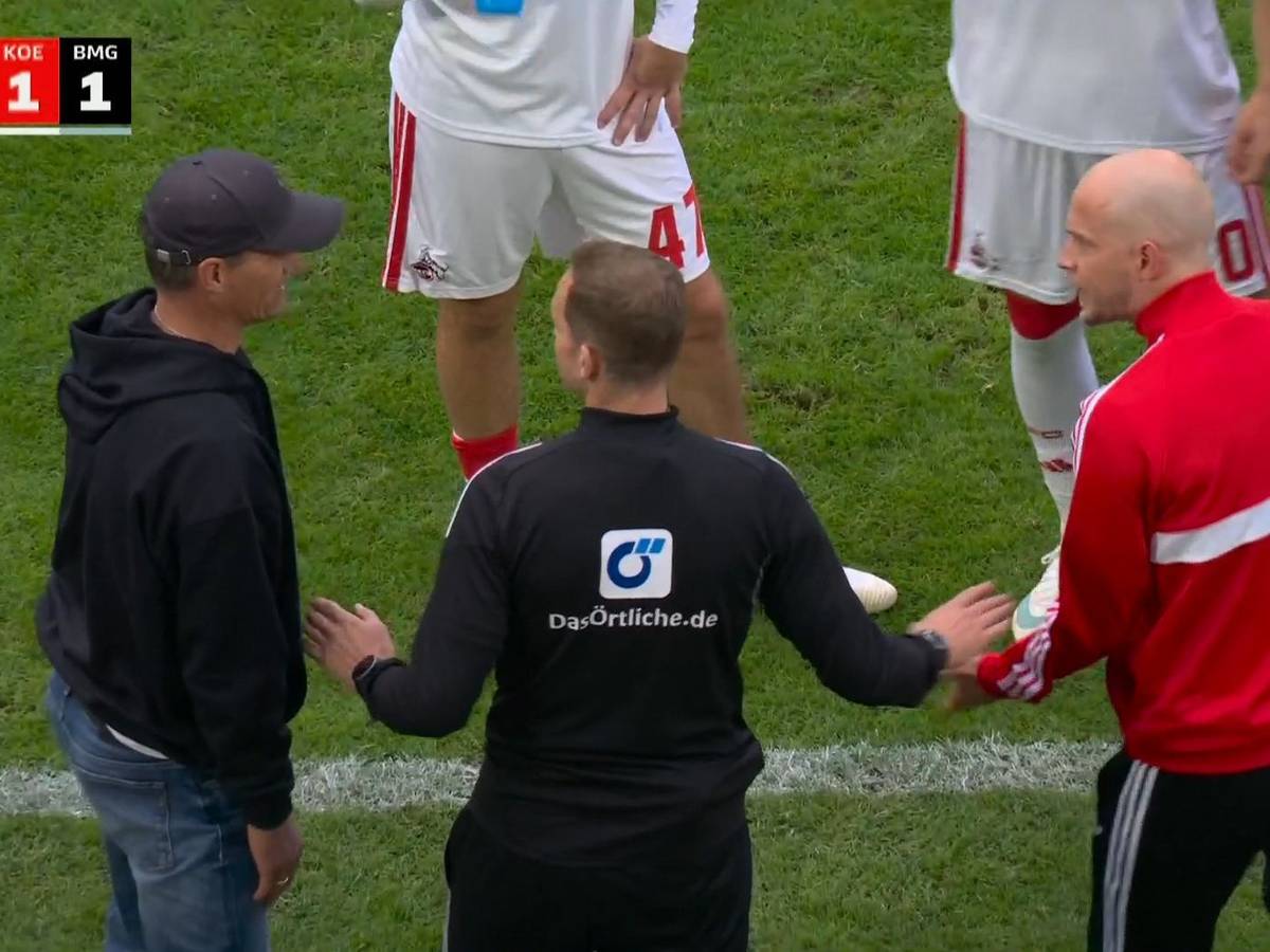 Alexander Blessin und René Wagner in der Diskussion am Spielfeldrand.