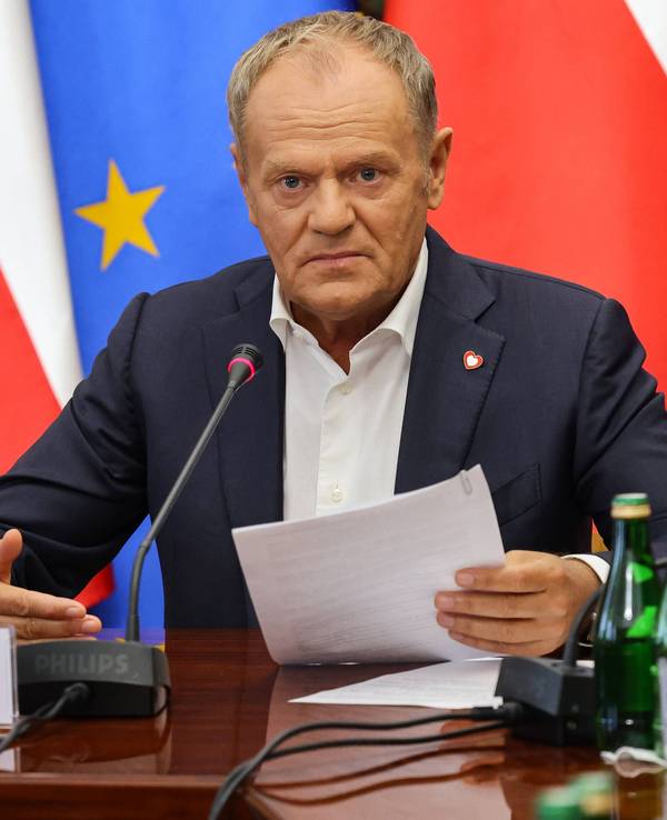Polens Ministerpräsident Donald Tusk hält ein Dokument während einer Sitzung im Amt des Ministerpräsidenten in Warschau.