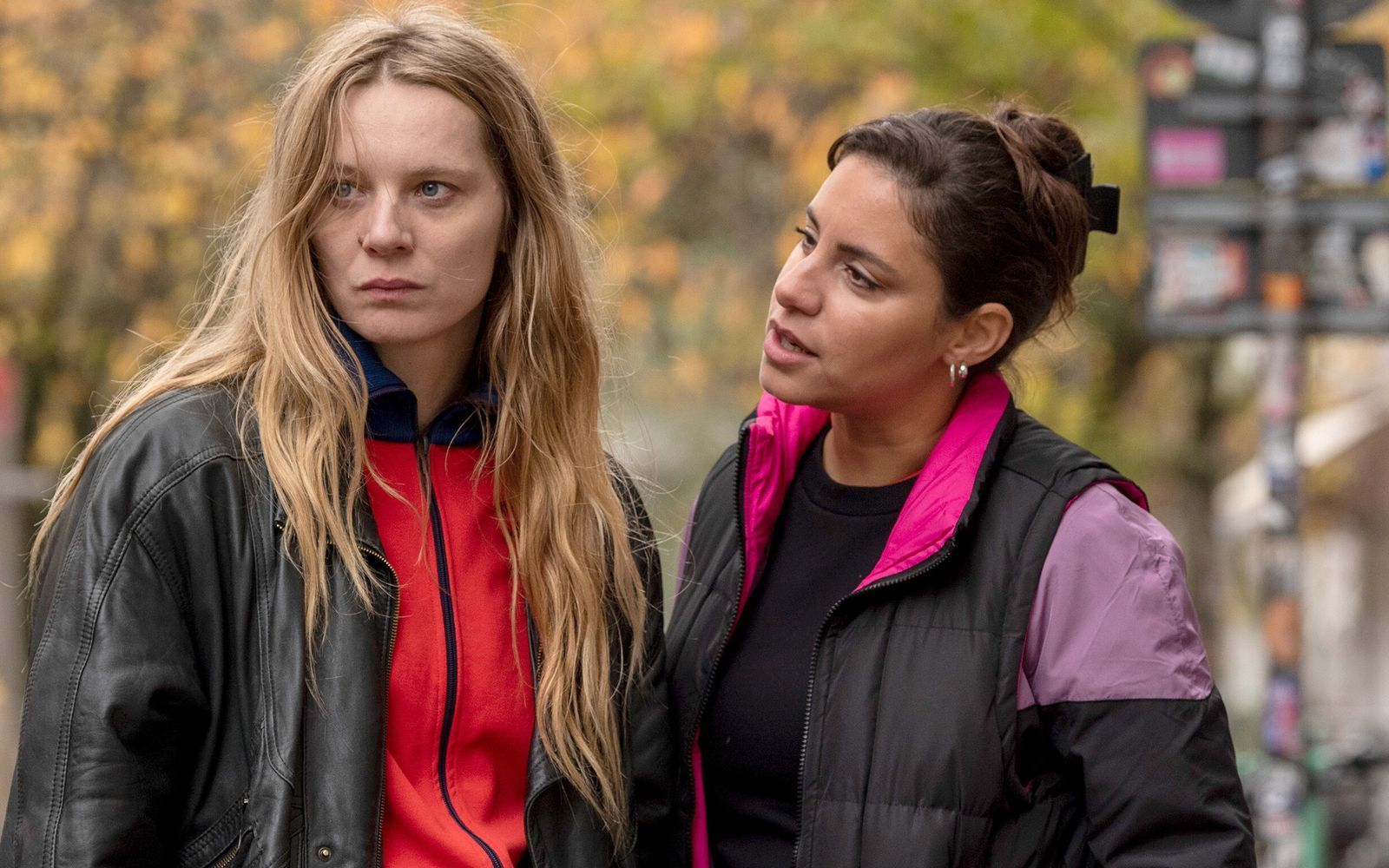 Mila Sahin (Almila Bagriacik, rechts) und Anna Nowak (Lilith Stangenberg) sind die Ermittlerinnen im ersten Kiel-“Tatort“ nach Ausscheiden des ewigen Platzhirschs Klaus Borowski (Axel Milberg). (Bild: © NDR/ARD/Thorsten Jander)
