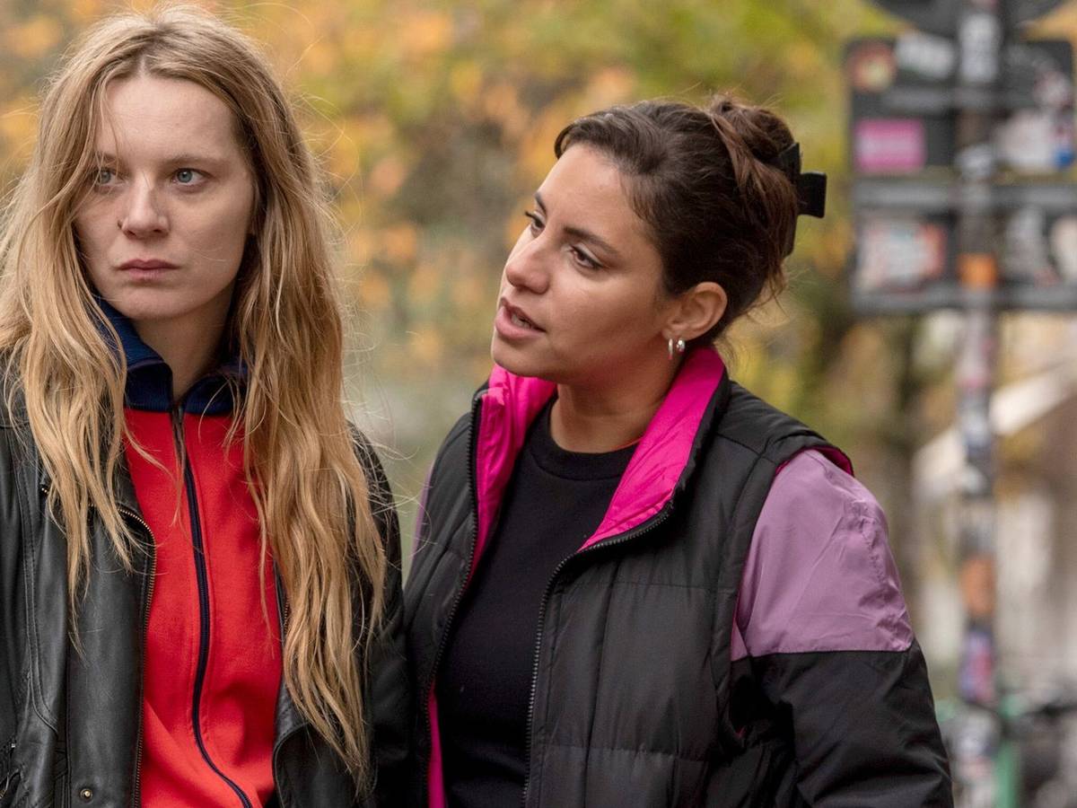 Mila Sahin (Almila Bagriacik, rechts) und Anna Nowak (Lilith Stangenberg) sind die Ermittlerinnen im ersten Kiel-“Tatort“ nach Ausscheiden des ewigen Platzhirschs Klaus Borowski (Axel Milberg). (Bild: © NDR/ARD/Thorsten Jander)