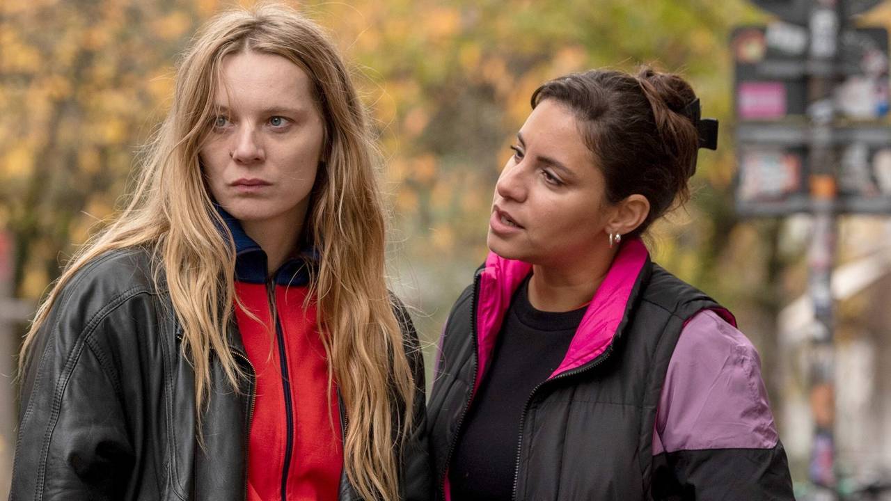 Mila Sahin (Almila Bagriacik, rechts) und Anna Nowak (Lilith Stangenberg) sind die Ermittlerinnen im ersten Kiel-„Tatort“ nach Ausscheiden des ewigen Platzhirschs Klaus Borowski (Axel Milberg).