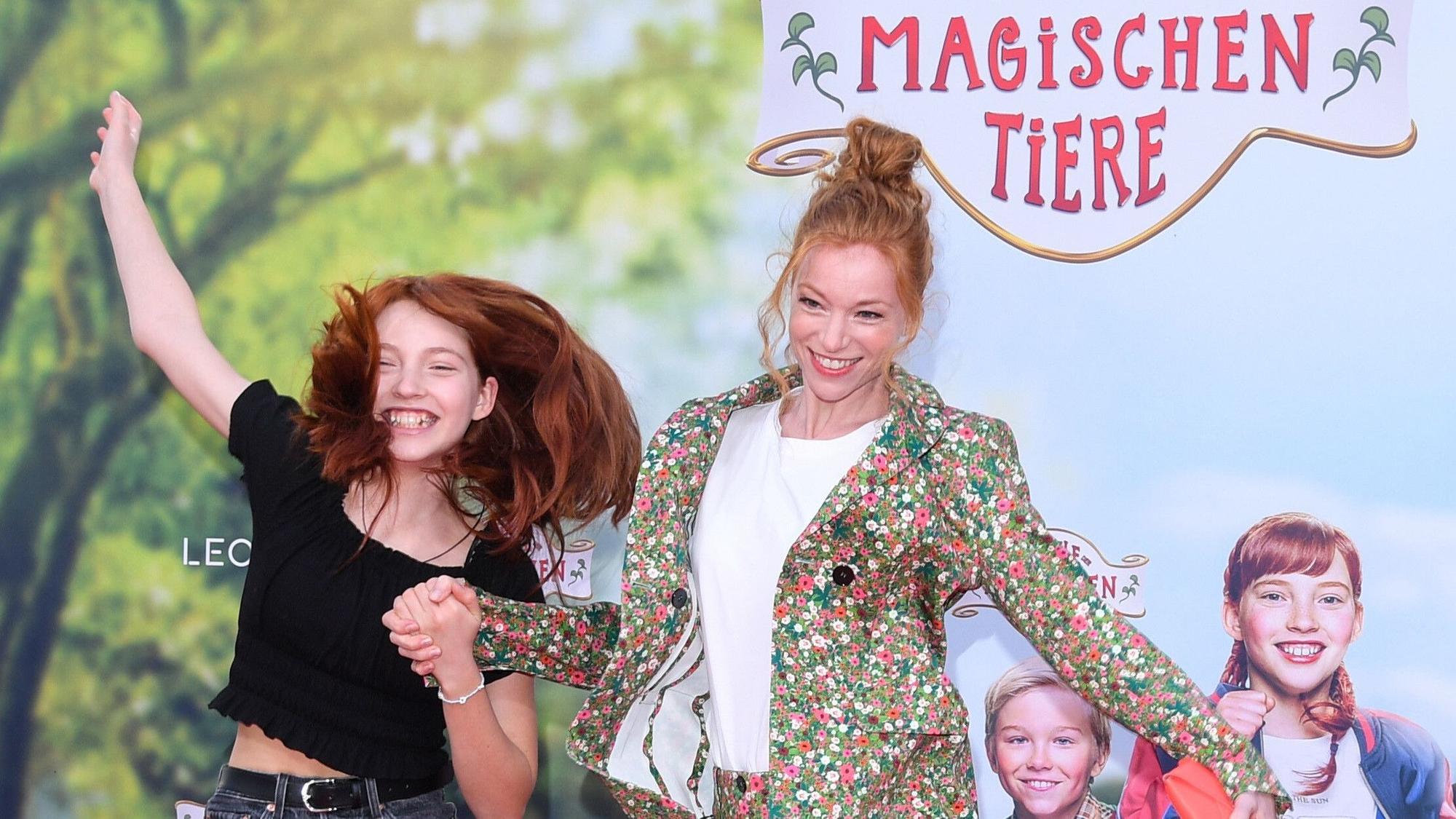Emilia Maier (l), Darstellerin, und Marleen Lohse, Schauspielerin, kommen zur Hauptpremiere des Kinofilms "Schule der magischen Tiere".