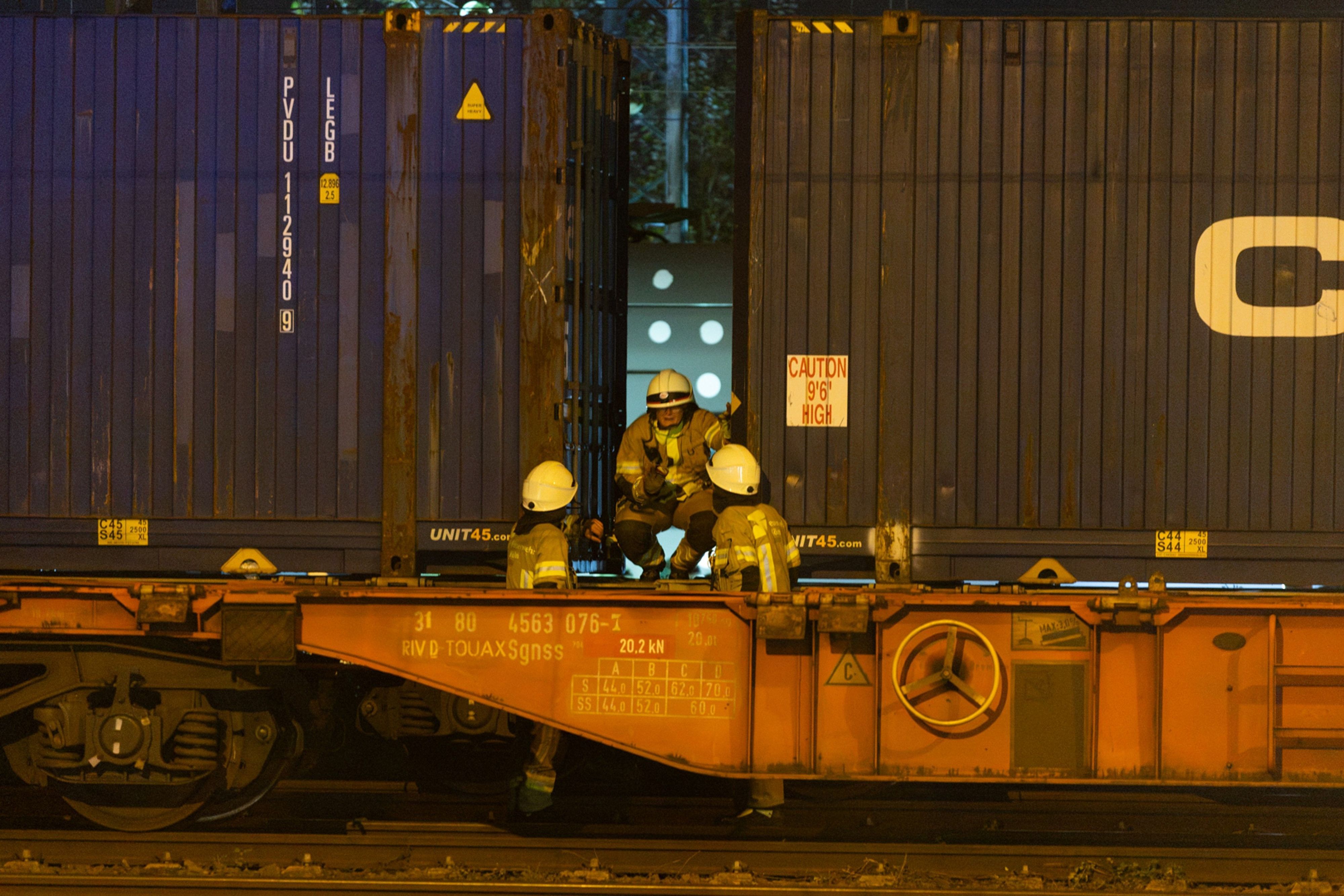 Köln: Rettungskräfte sind am Sonntagabend (11. Oktober 2026) nach einem schweren Unfall beim Trainsurfing im Einsatz.