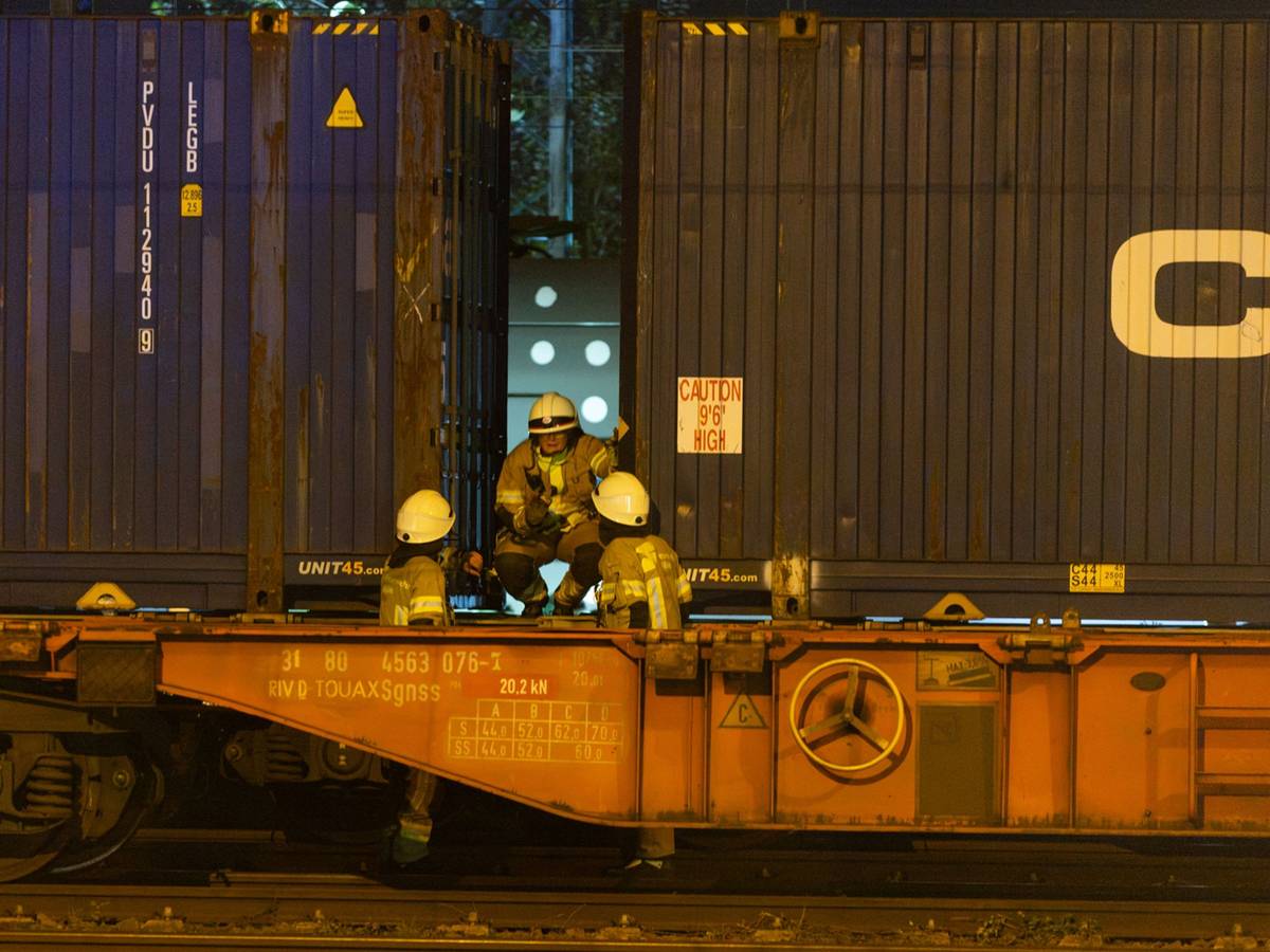 Köln: Rettungskräfte sind am Sonntagabend (11. Oktober 2026) nach einem schweren Unfall beim Trainsurfing im Einsatz.