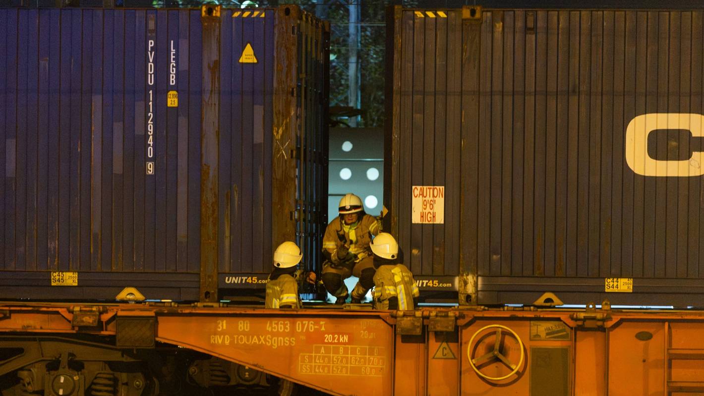 Rettungskräfte sind an einem Zug im Einsatz.