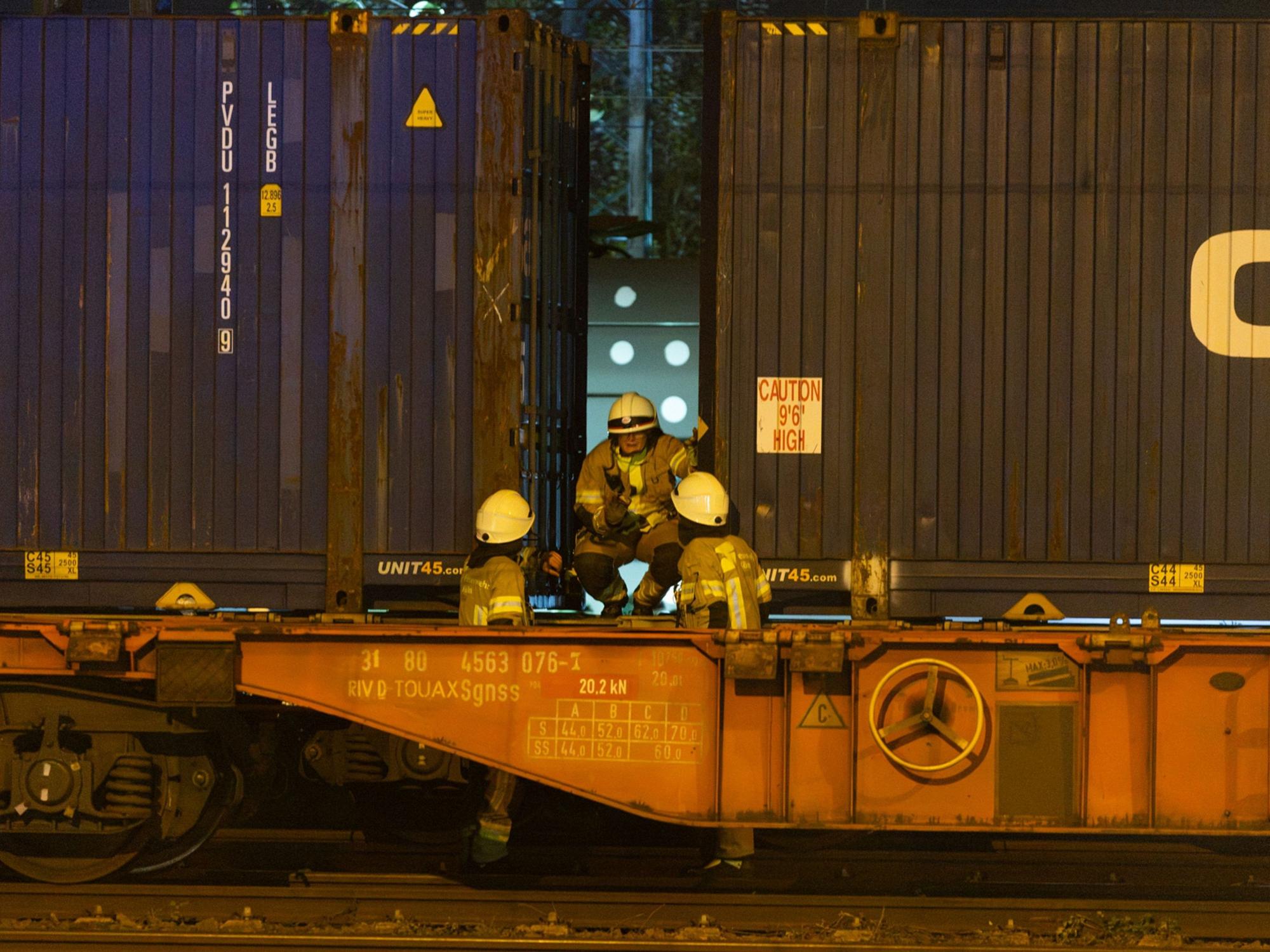 Rettungskräfte sind an einem Zug im Einsatz.