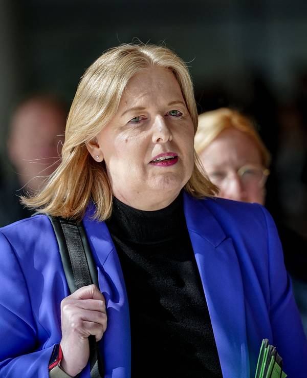 Bärbel Bas (SPD), Bundesministerin für Arbeit und Soziales und SPD-Parteivorsitzende, kommt zur Sitzung ihrer Bundestagsfraktion.