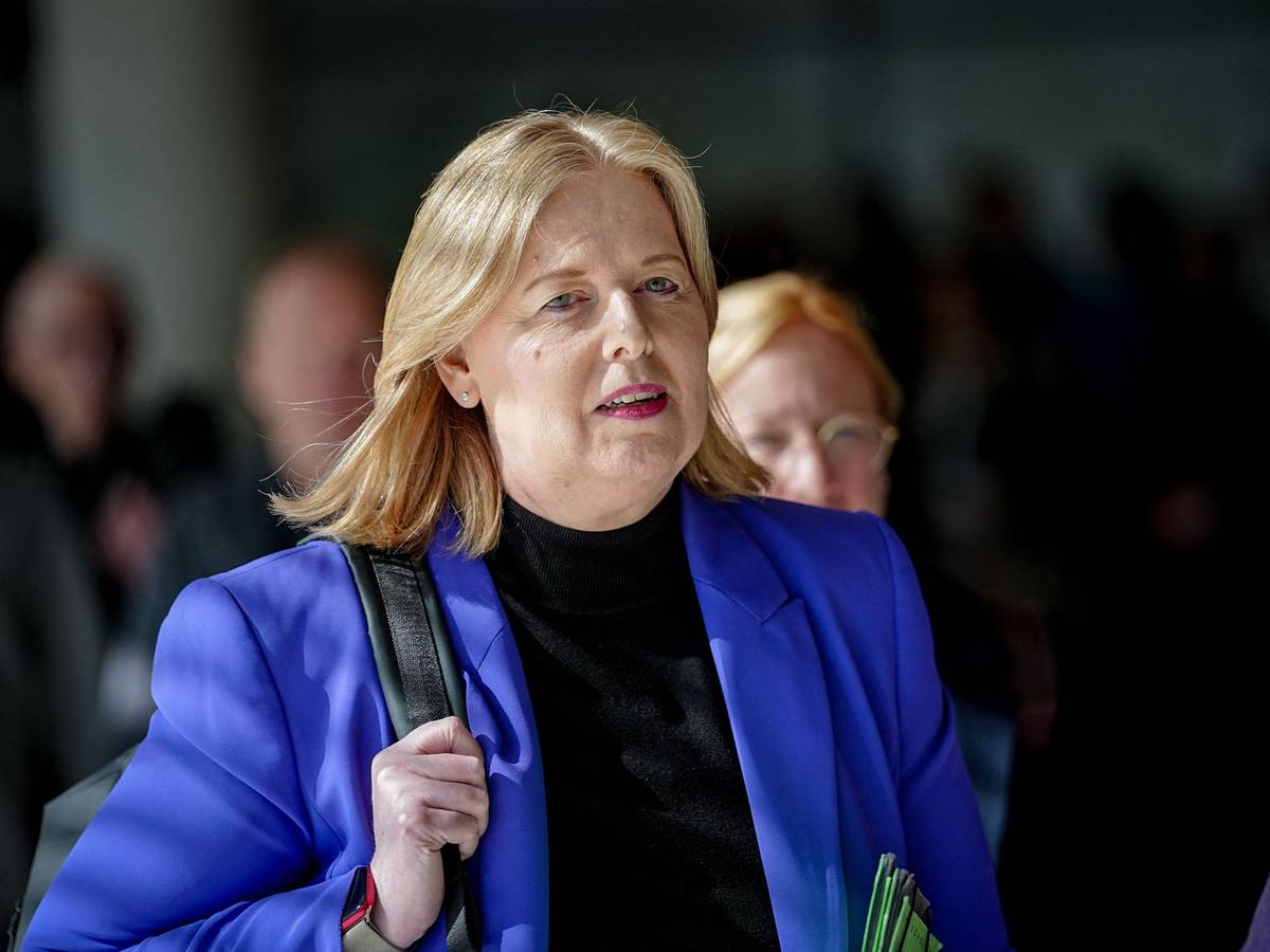 Bärbel Bas (SPD), Bundesministerin für Arbeit und Soziales und SPD-Parteivorsitzende, kommt zur Sitzung ihrer Bundestagsfraktion.