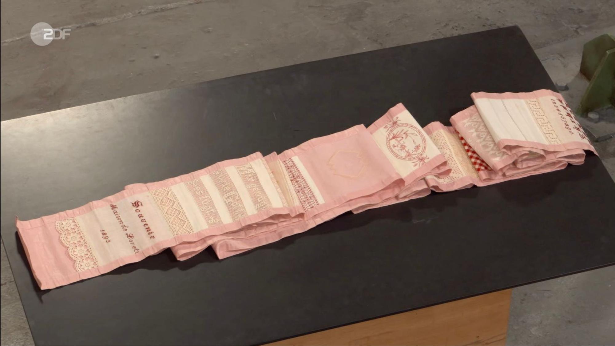 Eine Handarbeit für La Maison de Lorette in Lyon aus dem Jahr 1893 stellte „exzellentes Handwerk“ wie Netzarbeit, Stickereien sowie Näh- und Strickarbeiten vor. Gewünscht wurden 80 Euro, geschätzt 150 bis 200 Euro und Markus Wildhagen zahlte schließlich 120 Euro: „Das ist was fürs Heimatmuseum.“
(Bild: ZDF)