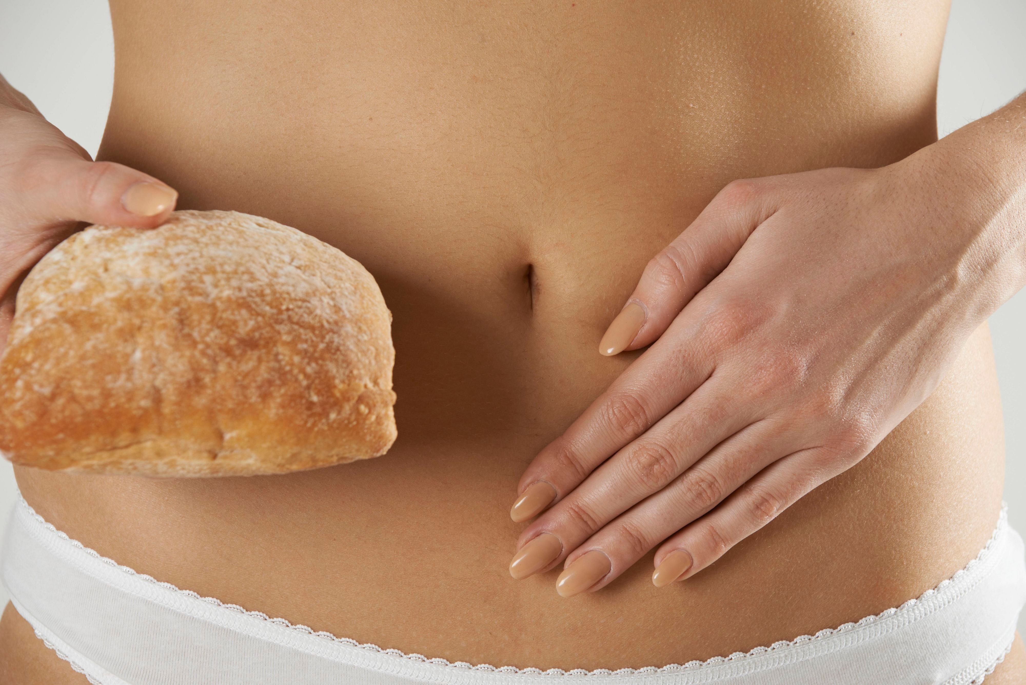 Eine Frau hält sich die Hand auf den Bauch. Der Darm ist ein Reizthema in Köln – wenn es um die Gesundheit geht.