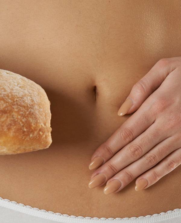 Eine Frau hält sich die Hand auf den Bauch. Der Darm ist ein Reizthema in Köln – wenn es um die Gesundheit geht.