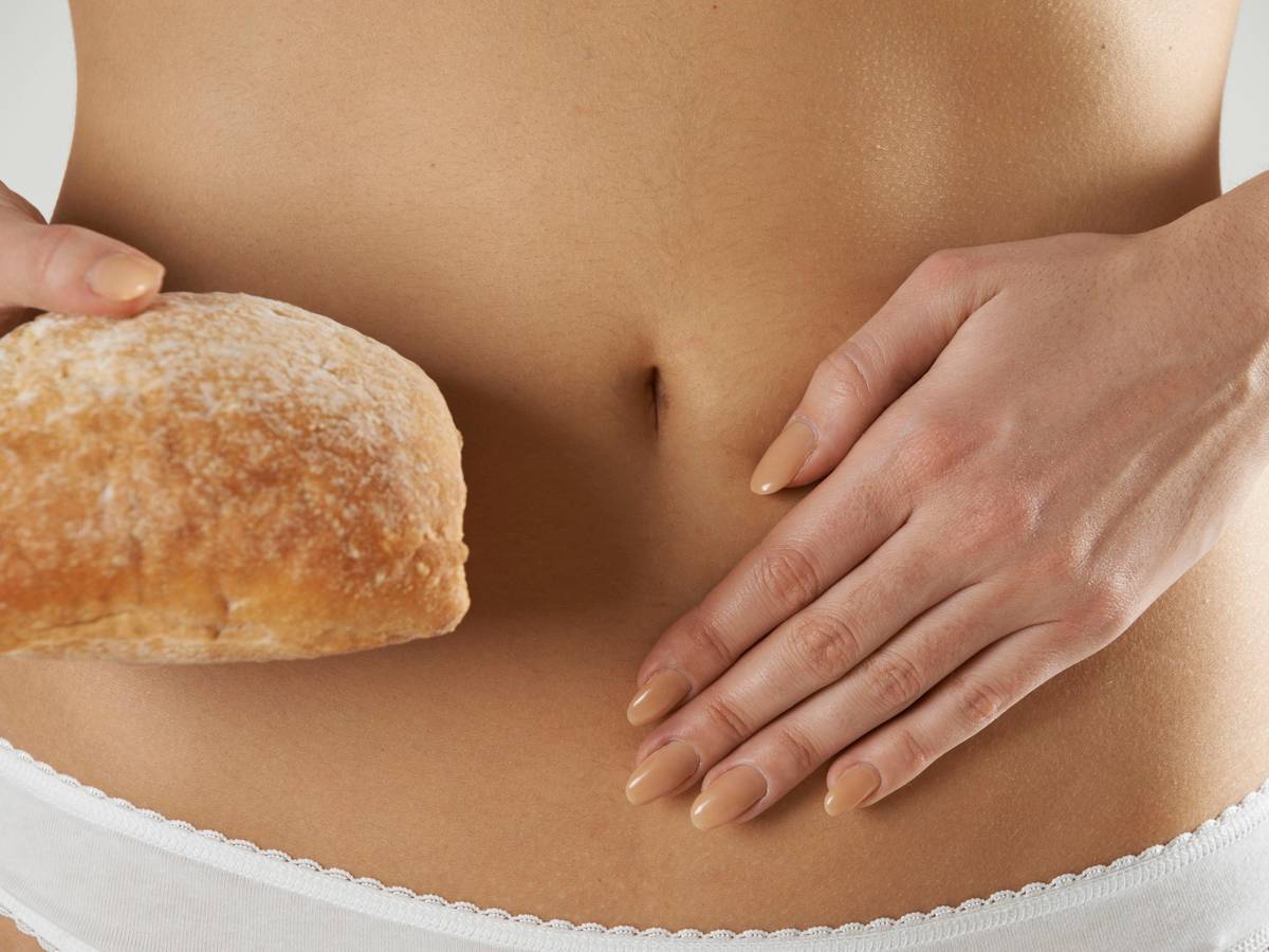 Eine Frau hält sich die Hand auf den Bauch. Der Darm ist ein Reizthema in Köln – wenn es um die Gesundheit geht.